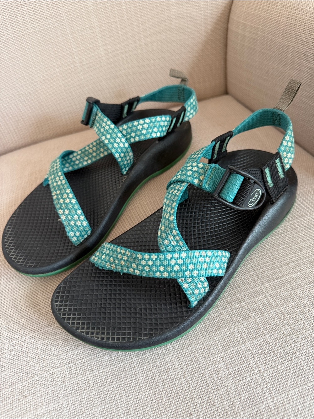 Chaco Z1 Women’s Teal and Black Sandals (no toe strap) size 6
